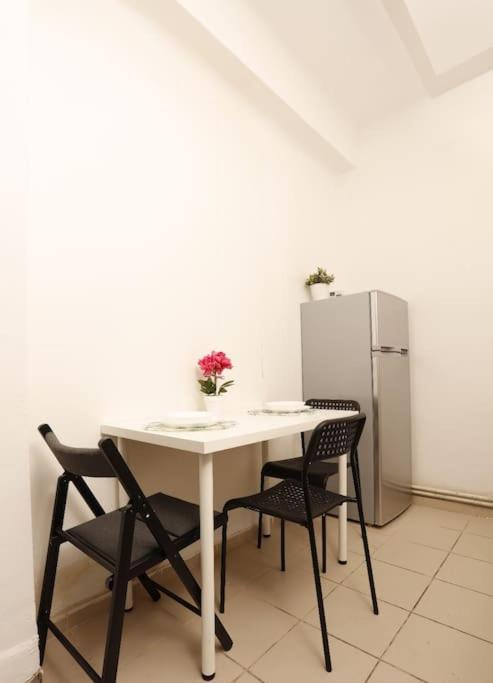 1 Bdrm Apartment In City Center Bukarest Exteriör bild