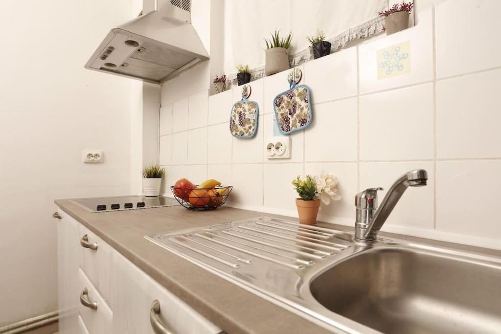 1 Bdrm Apartment In City Center Bukarest Exteriör bild