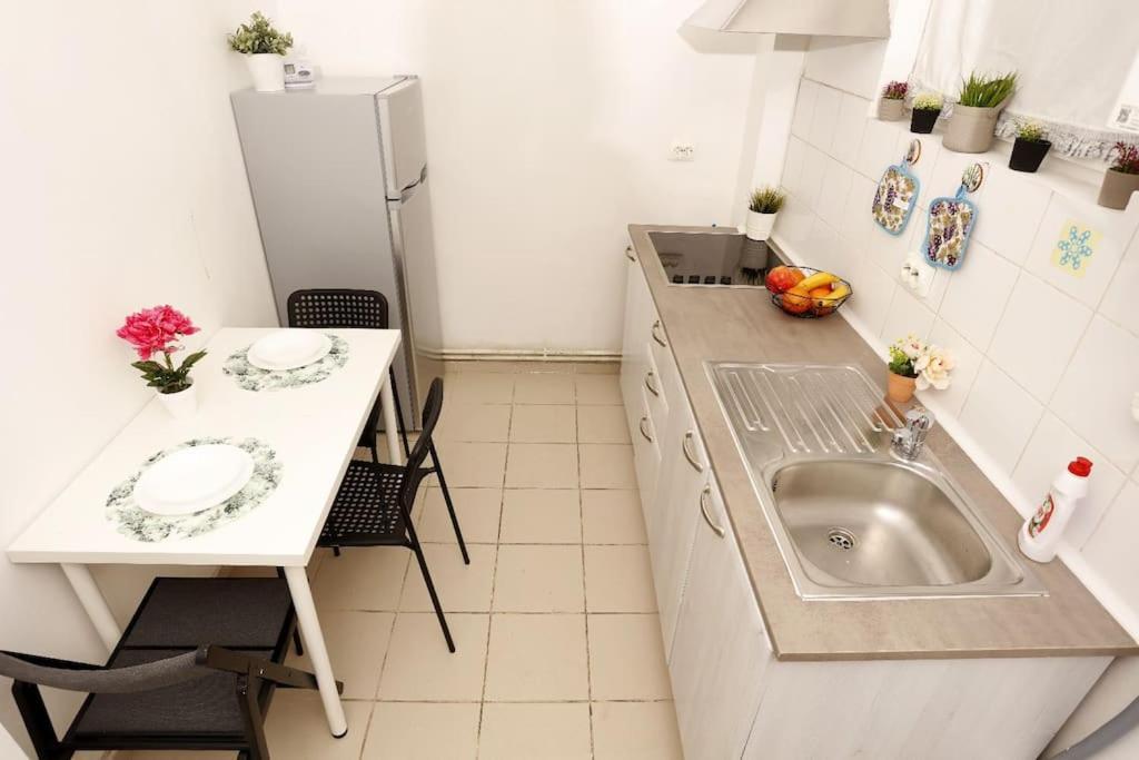 1 Bdrm Apartment In City Center Bukarest Exteriör bild